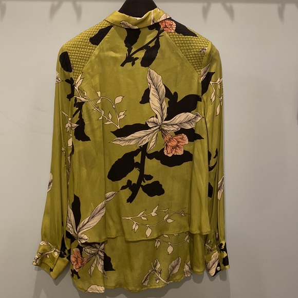 Beautiful Floral Blouse - Picture 4 of 4